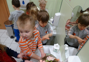 04 Dzieci myją ręce w łazience.